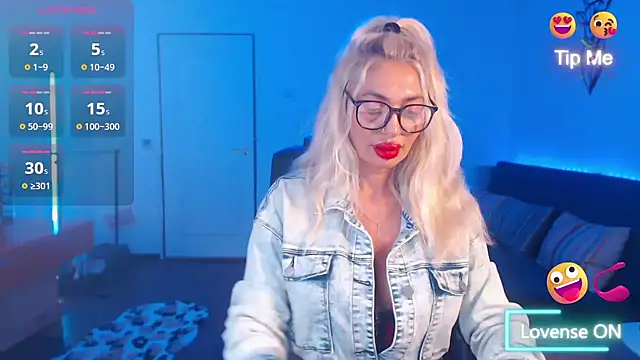 Snapshot of beauty_chl0e chatting on November 2025 07:02:02 PM beauty chl0e online show from November 2025 07:02:02 PM