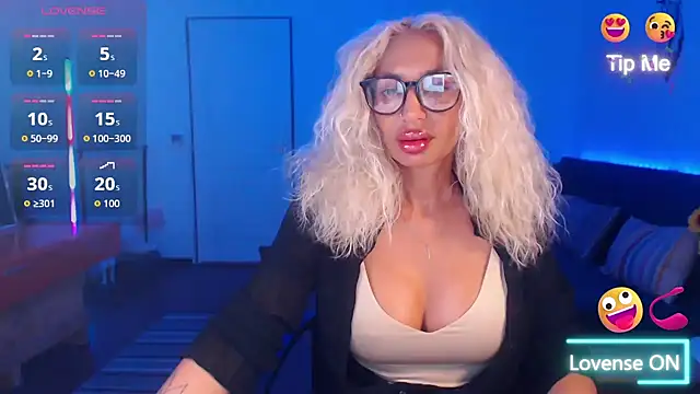 Snapshot of beauty_chl0e chatting on September 2025 07:18:01 PM beauty chl0e online show from September 2025 07:18:01 PM