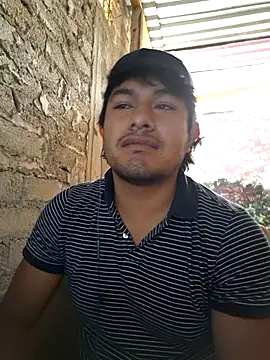 Snapshot of GusssHOT chatting on April 2026 04:22:01 PM GusssHOT online show from April 2026 04:22:01 PM