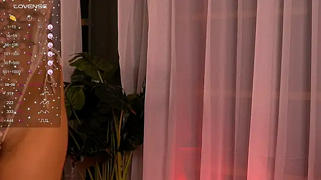 Snapshot of CynthiaWest chatting on November 2025 04:05:01 AM CynthiaWest online show from November 2025 04:05:01 AM