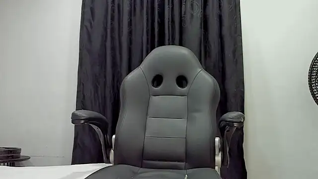 Snapshot of andrew_rose_ chatting on February 2025 06:26:02 PM andrew rose online show from February 2025 06:26:02 PM