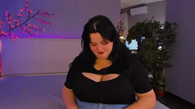 Snapshot of MonaSteele chatting on May 2026 12:00:01 PM MonaSteele online show from May 2026 12:00:01 PM