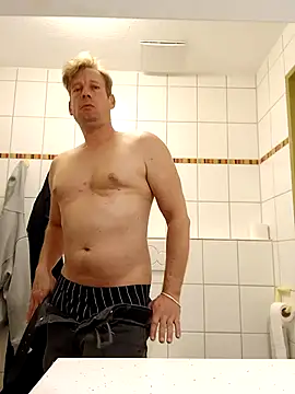 MArciQuarky online show from September 2025 05:13:01 PM