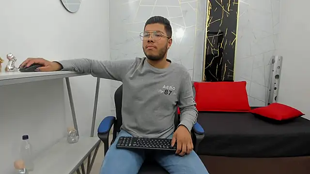 Snapshot of ian_tomson chatting on November 2025 08:08:01 AM ian tomson online show from November 2025 08:08:01 AM