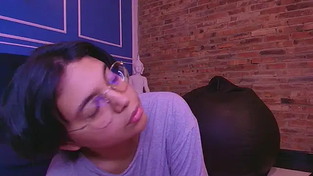 Emmapark  online show from November 2025 02:06:01 AM