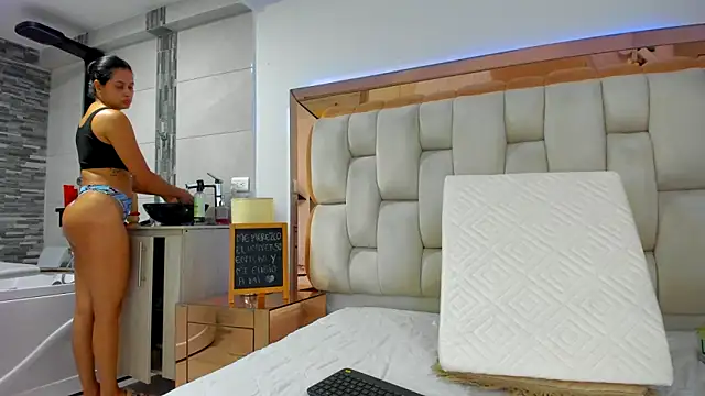 emilyparkerr01 online show from October 2025 10:29:01 PM