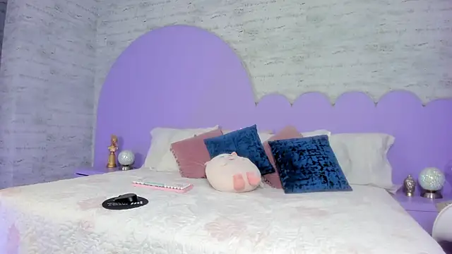 Giaa Ross online show from November 2025 08:01:01 PM