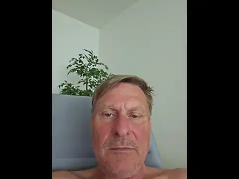 johnnym1 online show from May 2026 11:39:01 AM