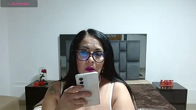 Snapshot of lindaesmeralda chatting on July 2026 11:21:01 AM lindaesmeralda online show from July 2026 11:21:01 AM