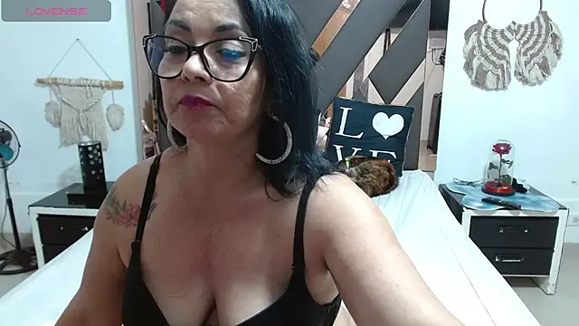 lindaesmeralda online show from March 2025 05:49:02 PM