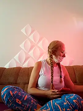 MILEIDE980 online show from November 2025 12:11:02 PM