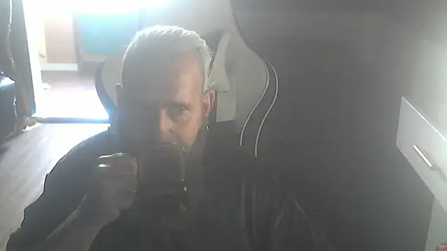 Snapshot of maseurbeardedpig chatting on October 2025 10:56:01 AM maseurbeardedpig online show from October 2025 10:56:01 AM