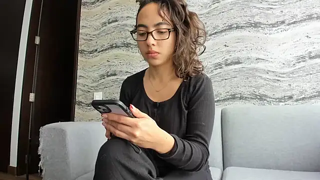 Sophi  a online show from September 2025 01:07:02 PM