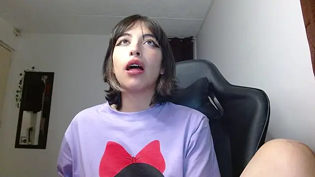 Snapshot of liisaxxx chatting on December 2024 10:01:01 AM liisaxxx online show from December 2024 10:01:01 AM