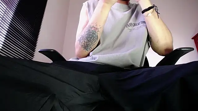 zacwatson  online show from April 2026 10:32:02 PM