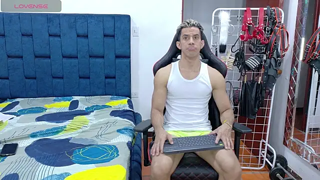 Snapshot of JoseRumbero26 chatting on November 2025 12:10:02 AM JoseRumbero26 online show from November 2025 12:10:02 AM