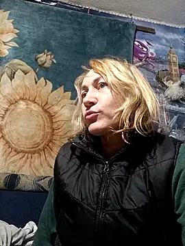 wLESLYMOSw online show from November 2025 06:51:02 PM