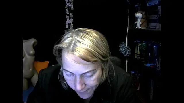 wLESLYMOSw online show from October 2025 05:09:02 PM