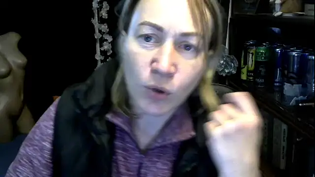 wLESLYMOSw online show from October 2025 11:01:01 AM