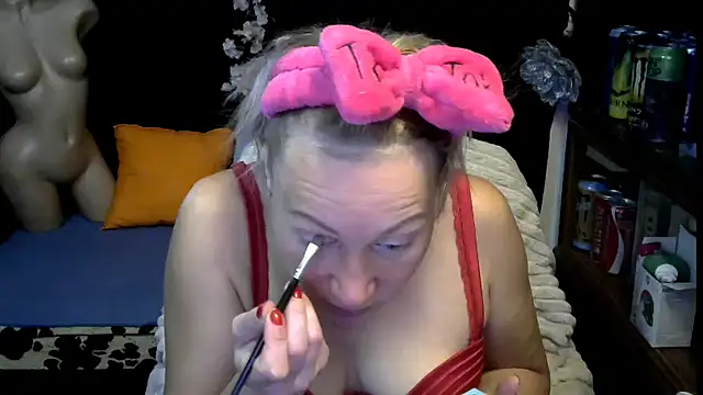 wLESLYMOSw online show from November 2025 08:18:02 AM