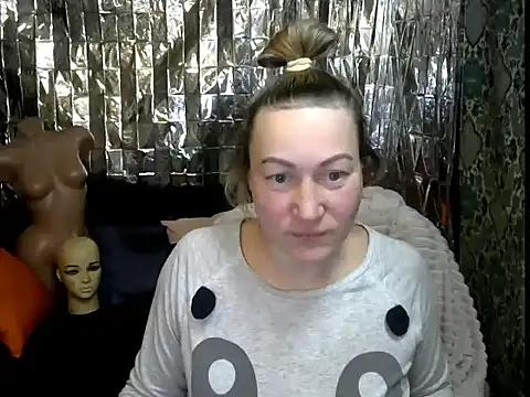 wLESLYMOSw online show from February 2026 08:40:01 PM