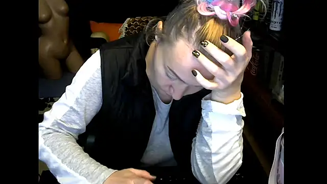 wLESLYMOSw online show from December 2025 09:00:01 AM