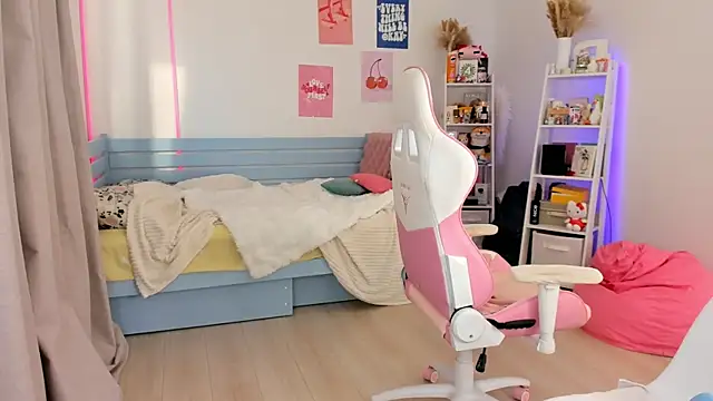Lily Young online show from October 2025 06:07:02 AM