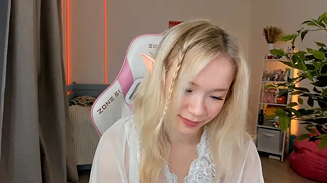 Lily Young online show from October 2025 04:34:01 AM
