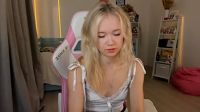Lily Young online show from October 2025 05:19:01 AM