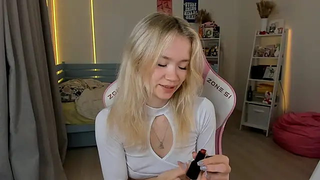 Lily Young online show from October 2025 05:41:01 AM