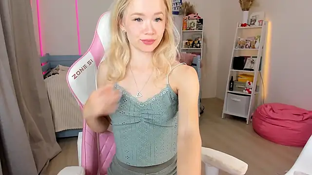 Lily Young online show from October 2025 05:20:01 AM