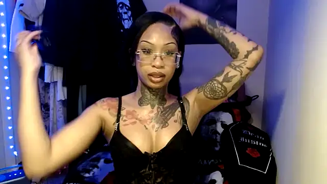 TrinityTeighlor online show from November 2025 06:52:02 PM