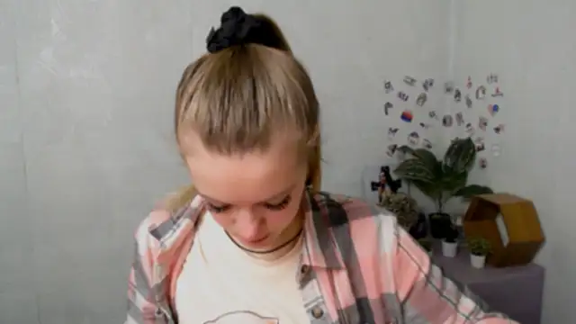 Snapshot of AliceFlirtt_ chatting on November 2025 08:25:02 AM AliceFlirtt online show from November 2025 08:25:02 AM