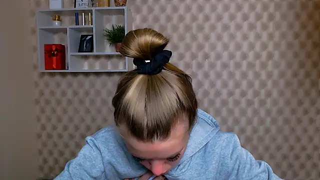 Snapshot of AliceFlirtt_ chatting on October 2025 08:35:02 AM AliceFlirtt online show from October 2025 08:35:02 AM