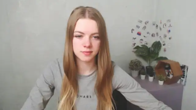 Snapshot of AliceFlirtt_ chatting on December 2025 09:35:02 AM AliceFlirtt online show from December 2025 09:35:02 AM