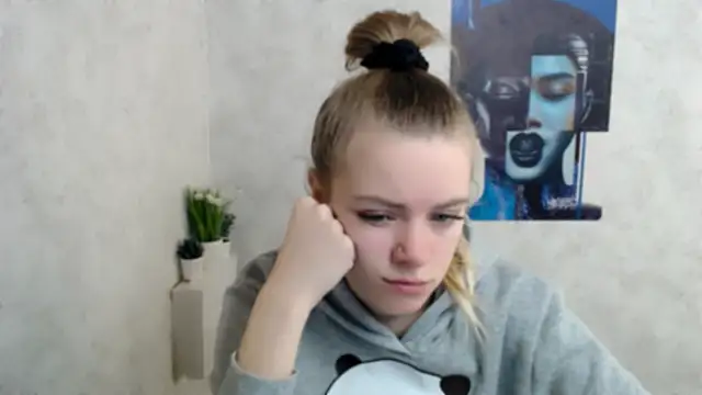 Snapshot of AliceFlirtt_ chatting on November 2025 07:44:02 AM AliceFlirtt online show from November 2025 07:44:02 AM