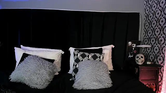 Adeelinee online show from April 2026 07:59:02 PM