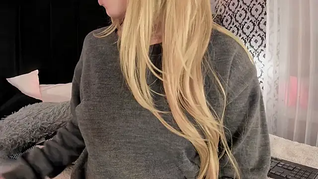 Adeelinee online show from November 2025 07:47:02 PM