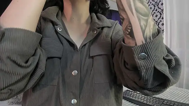 Adeelinee online show from November 2025 07:39:01 PM