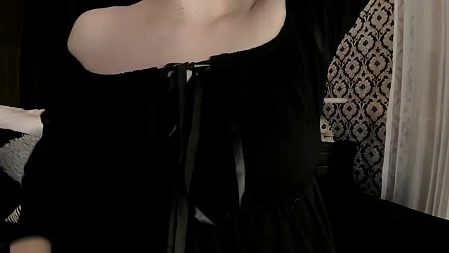 Adeelinee online show from November 2025 07:46:02 PM