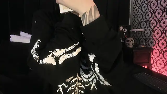 Adeelinee online show from March 2026 07:39:01 PM