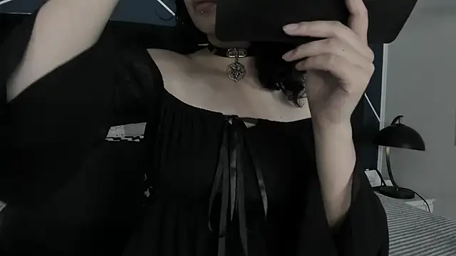 Adeelinee online show from February 2025 07:41:02 PM