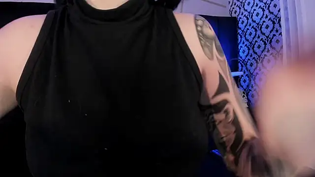 Adeelinee online show from December 2025 07:46:02 PM