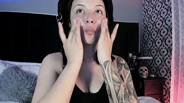 Adeelinee online show from April 2026 07:53:02 PM