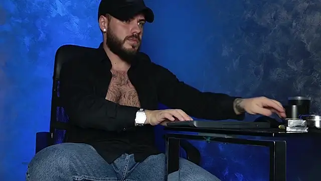 Snapshot of juliusmasters chatting on December 2025 08:47:01 PM juliusmasters online show from December 2025 08:47:01 PM