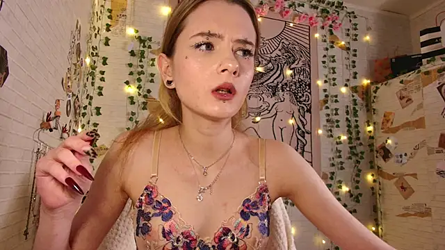 summerhazeee online show from February 2026 06:02:02 PM