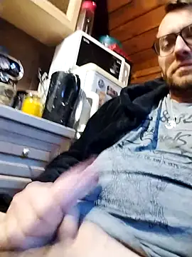 Snapshot of tomee83 chatting on November 2025 06:03:02 AM tomee83 online show from November 2025 06:03:02 AM