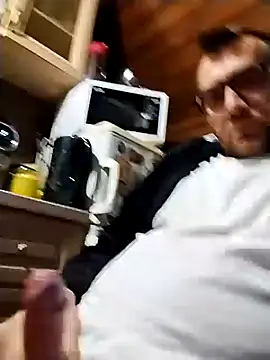 Snapshot of tomee83 chatting on December 2025 06:12:02 AM tomee83 online show from December 2025 06:12:02 AM