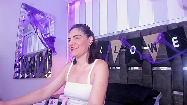 Snapshot of KatteMoss chatting on October 2025 08:30:01 PM KatteMoss online show from October 2025 08:30:01 PM