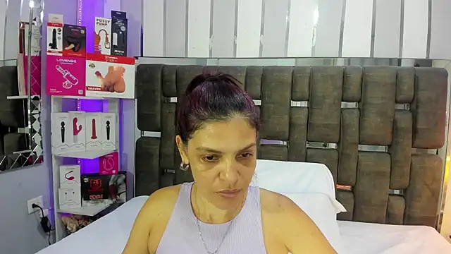Snapshot of KatteMoss chatting on June 2026 08:31:01 PM KatteMoss online show from June 2026 08:31:01 PM